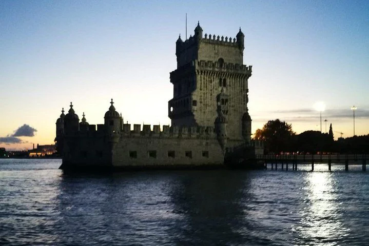 Sunset cruise in Lisbon aboard a traditional boat — photo 9