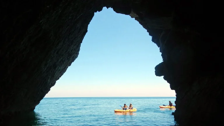 Wild Sesimbra kayak tour, Arrábida coast — photo 3